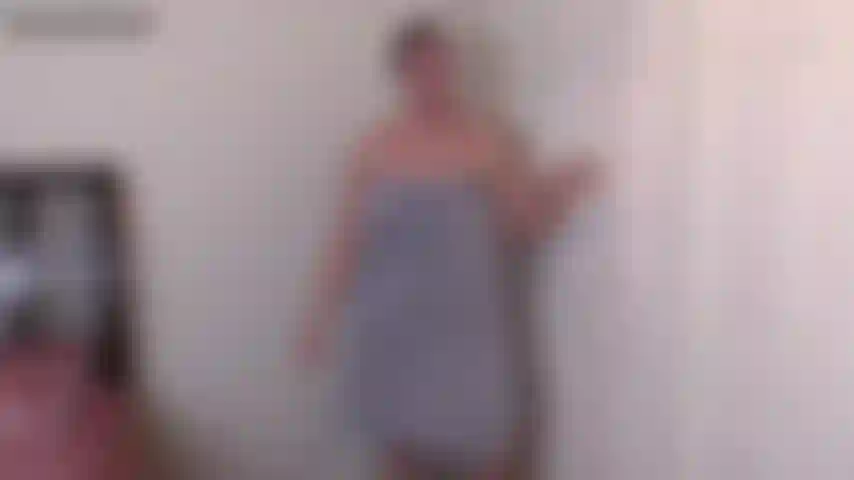 Enf, tía madrastra encerrada: intentaste ser sigilosa y espiar a tu tía madrastra, pero te atraparon enseguida. Estoy absolutamente furiosa de que intentes algo tan patético. Quiero decir que no solo somos parientes, sino que eres una pequeña pervertida y tonta que nunca llegarías a ver un cuerpo hermoso como el mío. Te menosprecio sin parar hasta que oigo que llaman a la puerta. Ese debe ser mi paquete. Voy a buscarlo y cuando vuelva será mejor que te hayas ido y te mantengas alejada por el resto del día. Voy a revisar la puerta y no hay nadie. No veo ningún paquete y estoy a punto de cerrar la puerta cuando me quitas la toalla y me empujas. ¡Cierras la puerta rápidamente antes de que pueda volver, dejándome completamente desnuda en el pasillo! Empiezo a asustarme, pero por suerte no hay nadie cerca para verme. Intento abrir la puerta frenéticamente y toco una y otra vez. Lo intento todo para que me dejes entrar: gritarte, disculparme por lo que dije antes, intentar reírme de ello como una broma que ya pasó, pero nada consigue que abras la puerta. Sigo moviendo el pomo, tocando y mirando a mi alrededor para asegurarme de que no hay nadie. No sé qué hacer, pero entonces veo que alguien viene por el pasillo. Me pongo nerviosa, pero intento darme la vuelta con calma y cubrirme lo mejor que puedo. Les pido ayuda, pero no dicen nada en absoluto. Es entonces cuando me doy cuenta de que me están grabando. ¡Oh, no! Me río nerviosamente y me doy la vuelta para intentar abrir la puerta de nuevo agresivamente. Te ruego que me dejes entrar. ¿Finalmente cederás y dejarás entrar a tu pobre tía avergonzada? ( Clip personalizado, juego de roles, tabú, mujer perra, enf, mujer desnuda avergonzada, con curvas, alta, gruesa, gorda, gordita, bbw, tatuajes, todo natural, cabello recogido, un solo moño, sin maquillaje, uñas pintadas, sin toalla, encerrada, pervertida, espiando, meneo, sacudida, damisela en apuros, lo hizo, rogando, trasero de burbuja, culo enorme, mejillas grandes, bolsa de barriga, rollitos, tetas grandes, tetas 38ddd, culo de 53 pulgadas, muslos de 33 pulgadas, muslos gruesos, estresada, berrinche, vista de teléfono celular, vista de muslos a cabeza, trasero de cerca, culo temblando, golpeando, manija de puerta temblorosa, vistas múltiples, morena, ojos marrones, Spankdani).