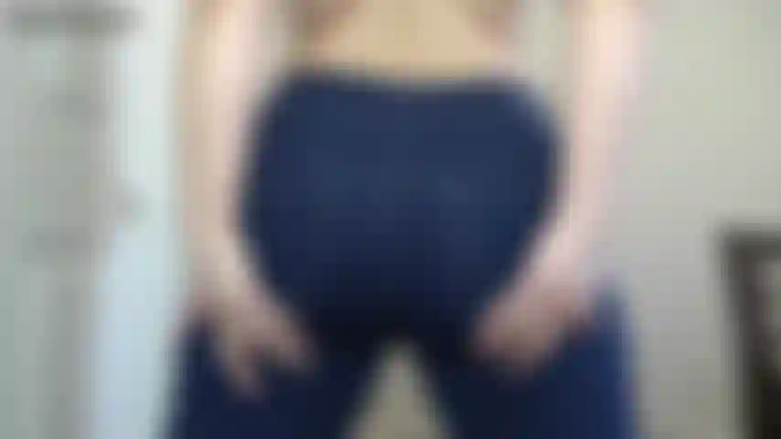 Acaricio mis mejillas apretadas y aceitadas. Te sorprendo usando mis jeans más ajustados, luego me desvisto hasta quedarme con una tanga y luego me desnudo para aceitar mi culo gigante. Provoca tu polla hasta que te diga que te corras!