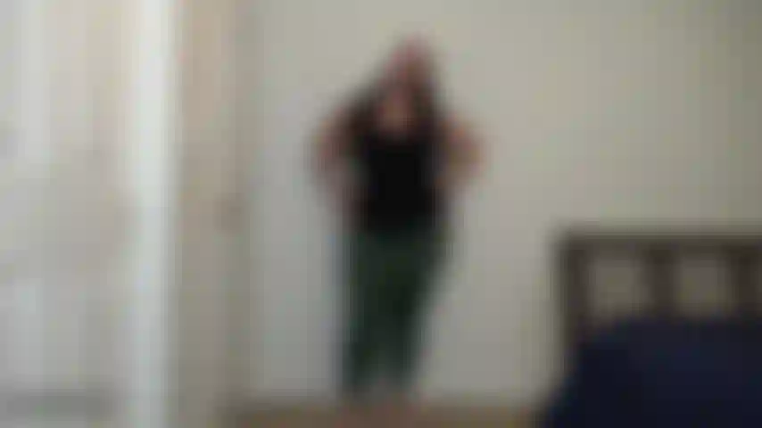 Un espectáculo especial para mi fiel fan- oh anthony, quiero provocarte con mis curvas. Bailo mientras me quito la ropa. Sé que lo que más amas es mi trasero, así que lo acerco mucho mientras te digo que comiences a acariciarme. Descubro lentamente mis mejillas para ti.