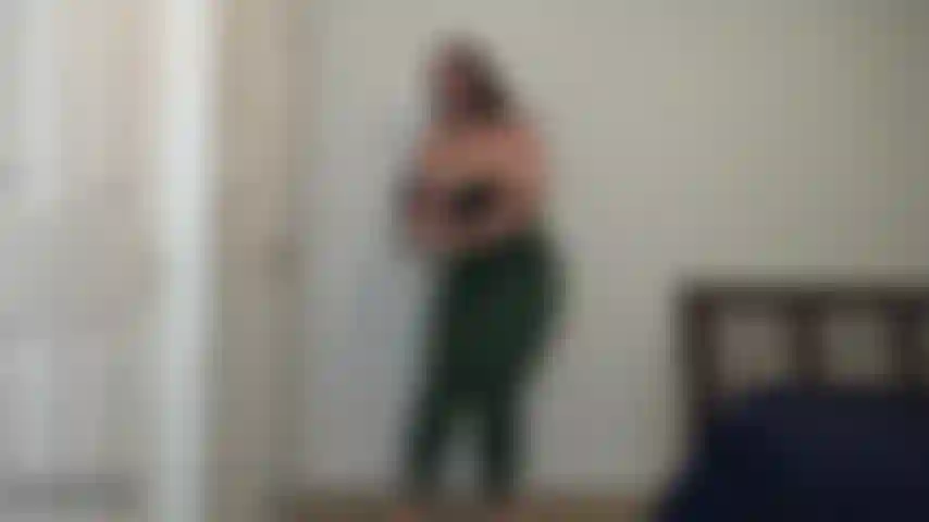 Un espectáculo especial para mi fiel fan- oh anthony, quiero provocarte con mis curvas. Bailo mientras me quito la ropa. Sé que lo que más amas es mi trasero, así que lo acerco mucho mientras te digo que comiences a acariciarme. Descubro lentamente mis mejillas para ti.