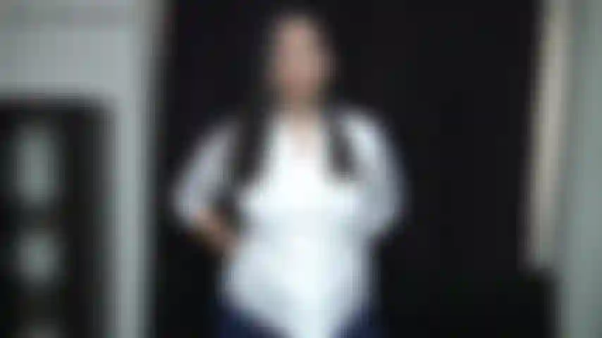 El castigo personal de un profesor privado: fallaste en otra prueba y si no quieres que lo diga, recibirás un castigo inusual de mi parte. Me bajo los jeans y las bragas y hago que me comas el culo.