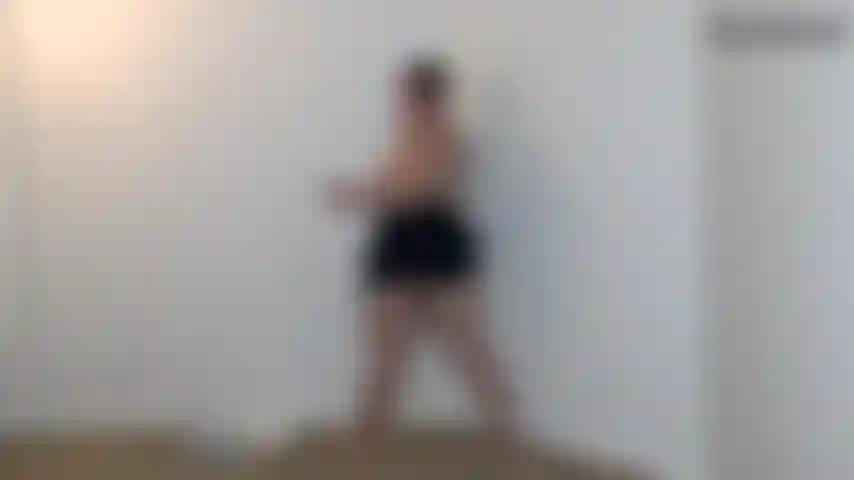 Ropa ajustada, striptease, gran culo, joi, saca tu polla, darryl, y sigue mi mano golpeando mi trasero. Te daré descanso cada vez que me quito una prenda. Podrás llegar hasta la cuenta regresiva o mis curvas serán demasiado para ti?