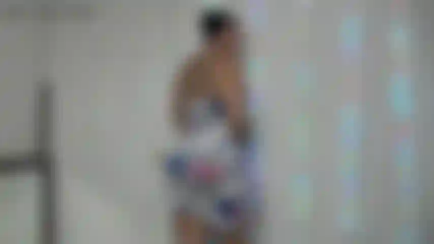 Juego con el coño en calzoncillos de algodón blanco. Modelo en mis bragas y vestido, luego monto mi vista de culo de juguete y vista de cara. Veo cómo mi cuerpo curvilíneo rebota hasta que me acuesto y me follo el coño con un juguete y me corro fuerte!