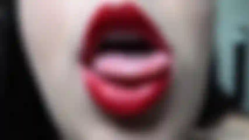 Labios rojos: follar y montar en cuclillas, te beso con mis labios rojos brillantes, usando mi lengua. Luego me acuesto y tomo tu gran polla blake. Follándome hasta el orgasmo antes de aceitarme el culo y montar en cuclillas a otro!