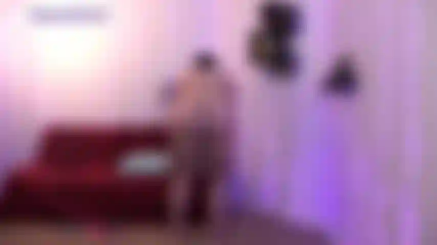 Pose de panty linda con curvas. Modelo 5 pares de bragas para ti, mostrando mi cuerpo con curvas de la cabeza a los pies. No pronuncio una palabra, solo dejo que absorbas cada centímetro de mí. Muevo un poco mis caderas y brazos para provocarte. ¡No apartes la mirada, capta todo mi espesor!