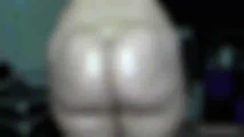 Adoración de grandes culos: aceite, aplausos y apretones. Empiezo a aplaudir mi gordo trasero antes de mostrar mis mejillas flexionadas. Provocándote con mis nalgas aceitadas y hablando sucio. Luego muestro los músculos de mis glúteos apretándose con fuerza una y otra vez. No puedes mirar hacia otro lado!