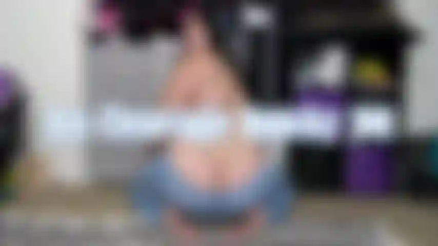 Culo escote rapidito. Te encanta mi culo desnudo y en jeans, así que lo muestro a medias en pantalones de mezclilla ajustados. Quiero que hagas lo que te digo y te lo muestre, acariciando tu polla en mi gran culo. No te corras hasta que te cuente! Me encanta controlar tus orgasmos.