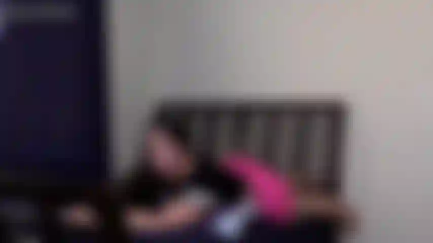 Estirándome y mostrando mi ombligo. Necesito estirarme para sentirme mejor, levanto los brazos y me siento bien al instante. Me encanta cómo expone también mi ombligo. Me toco el ombligo y me estiro de varias maneras para que lo veas. Cuerpo completo y primer plano.