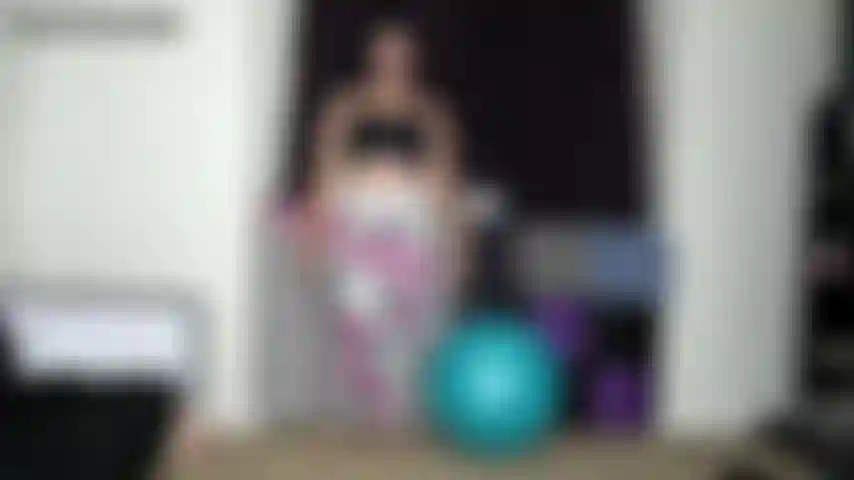 Rebote de pelota de yoga con trasero de burbuja. Estoy lista para hacer ejercicio con mallas ajustadas, tanga y sostén deportivo. Me siento en mi nueva pelota de yoga y parece pequeña para mi peso y mi gran trasero. Me quito el pantalón para no romperlo y seguir rebotando en él!