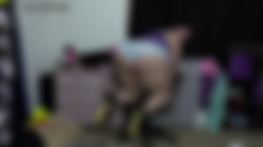 Culo grande, pantalones cortos pequeños: silla temblando joi- en tu posición favorita con unos pantalones cortos de mezclilla ajustados que apenas cubren mis mejillas y mis tacones altos colgando de la silla, te hago comenzar a tocarte. ¡Esta es justo la vista que quieres y luego empiezo a temblar y a rebotar mi gran trasero para ti! Puedo mover mi cuerpo grueso lo suficiente para mantenerte fascinado y escuchando cada una de mis palabras. Los movimientos rítmicos, mi voz sensual y mi atuendo sexy solo te hacen querer correrte en mí. Tu mano sube y baja sobre tu gran polla casi tanto como mi culo tiembla. Tus dedos de los pies se curvan, pero sabes que un trasero grande como el mío merece la mayor carga que puedas darle. Te animo una y otra vez a que me acaricies y acumules ese semen para mí. Esto es justo lo que una pervertida como tú desea. No tienes nada más en mente que la vista perfecta de mi trasero y el dulce sonido de mi voz. ¿Puedes aguantar todo el tiempo? ¡Es una lucha resistirse a que mi trasero se mueva! ( Clip personalizado, charla sucia, joi, estímulo para masturbarse, estímulo para correrse, mujer solitaria, chica gorda, con curvas, gorda, gordita, alta, culo de burbuja, culo grande, mejillas enormes, muslos gruesos, pawg, whooty, bbw, pies largos, inclinada, vista de perrito, posición de perrito, sacudida de culo, meneo, sacudida de trasero, culo rebotando, twerk de trasero grande, silla inclinada, arrodillada en una silla, culo de 53 pulgadas, muslos de 33 pulgadas, tatuajes, tacones altos, tacones de aguja, tacones negros finos, pantalones cortos de jean, pantalones cortos, culo colgando, camiseta sin mangas, pelo recogido, morena, mirando hacia atrás, ojos marrones, Spankdani).