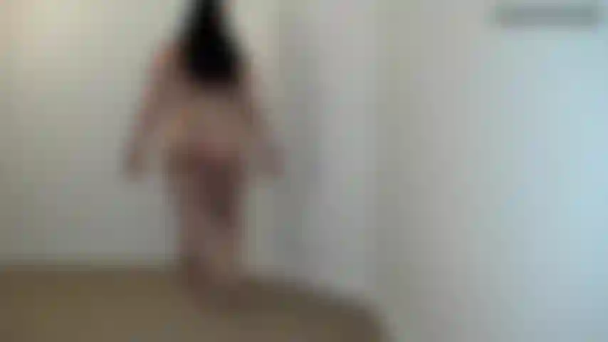 El culo aceitado, caminando y hablando sucio, con el culo reluciente, camino de un lado a otro, moviendo mis grandes mejillas. Te provoco con mis guarradas y te animo a acariciar. Espera a que te diga que te corras! Solo disfruta de mi culo moviéndose a cada paso. Completamente desnuda.