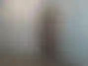 Posando para un pervertido. Entro y poso inclinada para que te masturbes. Piernas rectas separadas y luego juntas. Primero en shorts y top de bikini, luego en tanga de una pieza y aceite. Tanto en tacones!