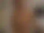 Camino, salto y twerk, camino con tacones altos, luego descalza, de un lado a otro como una pasarela. Luego continúo haciendo algunos saltos desde todos los puntos de vista, que conducen a un final de twerk!