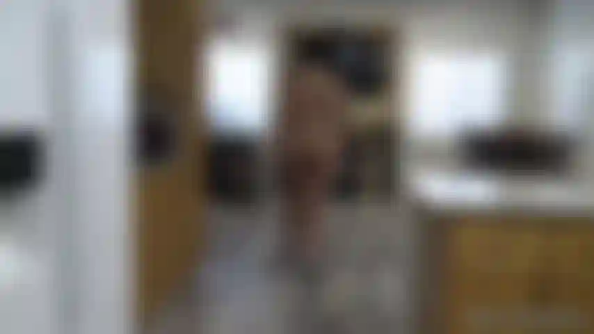 Caminando desnuda y haciendo twerking. Empiezo con mis tacones, caminando de un lado a otro. Entonces me los quito y sigo balanceando mis caderas mientras camino. Hago que mi cuerpo se mueva aún más con aplausos y twerking.