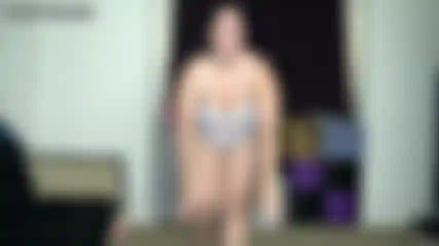 Bubble butt vs beach balls. Pruebo mis nuevas pelotas de playa sentando mi gran botín sobre ellas. Los últimos no duraron, pero tal vez estos no revientan. Duran, pero empiezan a desinflarse lentamente. Los volví a inflar y sigo rebotando todo mi peso sobre ellos.