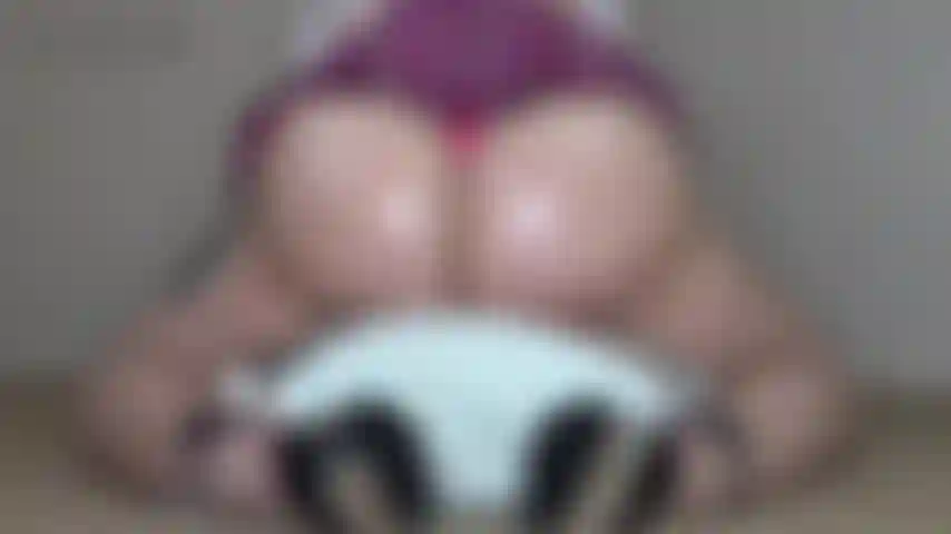 La madrastra se burla con su gran culo aceitado: vengo a ayudarte y a mostrar mi nuevo y diminuto conjunto. No debería molestarte, pero mi madrastra no puede evitarlo. Te masturbo y luego aceite mis nalgas. Bailando antes de aplastarme encima de ti!