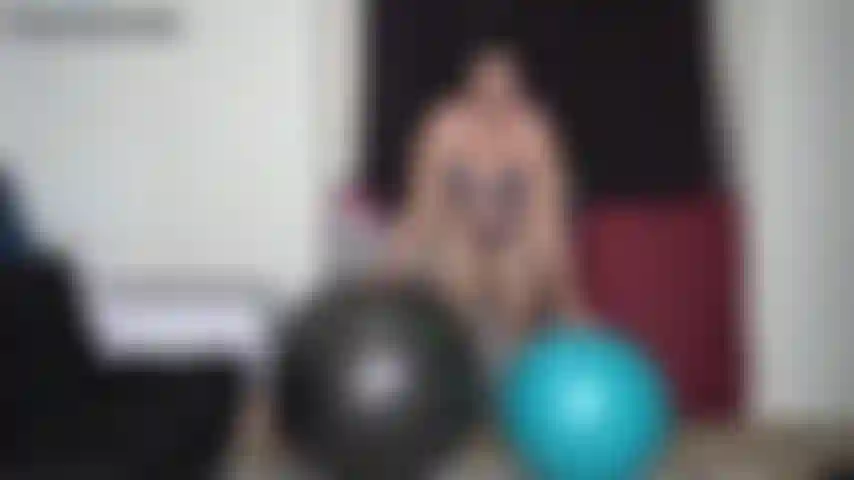 Gran pelota de yoga bbw booty rebote. Encontré una pelota aún más grande para hacer rebotar mis grandes mejillas. Esta vez no tengo que contenerme ya que debería poder soportar todo mi peso. Lo pruebo solo con mi conjunto de sujetador y tanga calvin klein para ver mis mejillas.