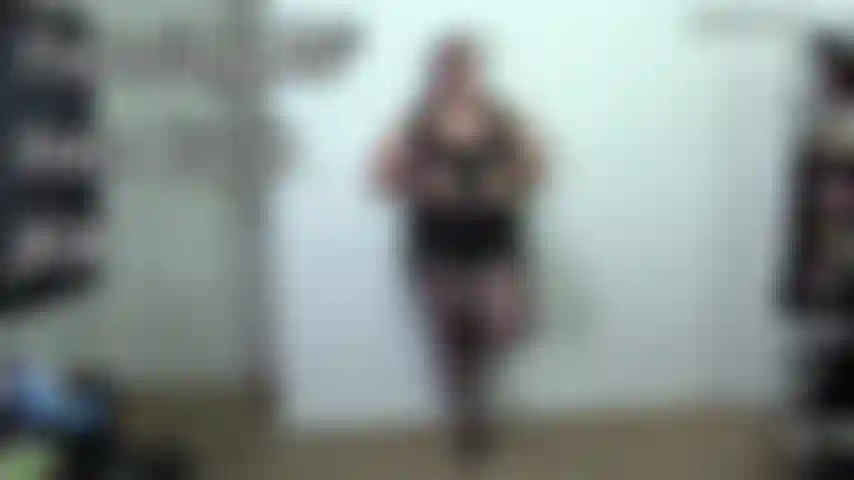 Convirtiendo a mi novio en cuck joi- me ves con mi outfit de nylon y te emocionas mucho. Te digo que saques tu polla y obviamente crees que algo caliente está a punto de pasar entre nosotros. Me río y te digo que solo te masturbes la polla, alex, ¡este outfit no es para ti! Estoy siendo una buena novia y cuidando tu polla primero antes de ir a disfrutar de mi nuevo toro en la habitación de al lado. Las cosas están cambiando aquí y necesitas acostumbrarte. Ya no voy a follarme tu polla ahora que encontré otra que realmente me satisface. Así que sigue masturbándote la polla y córrete para mí, solo cuando yo lo diga. Si haces un buen trabajo escuchándome, quizás te deje escuchar lo que va a pasar en la habitación de al lado. ¡Voy a hacer sonidos que nunca hice contigo! No se trata siquiera de su polla enorme, sino más bien de que es un hombre de verdad que sabe cómo manejarme. Este es solo el comienzo de que te conviertas en mi novio cuck. Quería introducirte a esto poco a poco, pero quizás la próxima vez te involucre más. ¡Por ahora, apurémonos y ayudémonos a que te corras para que yo finalmente pueda correrme también! (Clip personalizado, roleplay, cuckolding, dirty talk, nylons, outfit transparente, pantys, medias de nylon, pantys negras, body transparente, bikini slingshot, coletas, trenzas con coletas, cabello largo, morena, ojos marrones, maquillaje oscuro, labial, chica tatuada, curvilínea, gruesa, rellenita, gordita, bbw, pawg, whooty, culo de burbuja, muslos gruesos, sin zapatos, uñas pintadas, estímulo para masturbarse, joi, nombre específico, bull talk, cuerpo grande, tetas grandes, sissy talk, degradante, femdom, muslos de 33 pulgadas, culo de 53 pulgadas, tetas 40dd, sin sujetador, ropa transparente, vista de cuerpo completo, de pie, girando, cuerpo completo de espaldas, cuerpo completo de frente, Spankdani).
