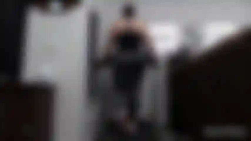 Adoración de burlas en la cinta de correr con gran botín: mírame caminar a varias velocidades en mallas y luego bajarme para mostrar la tanga. Cambio a una vista cercana debajo de la falda y hago lo mismo. Incluso me bajo el tanga y lo abro para provocar aún más al final!