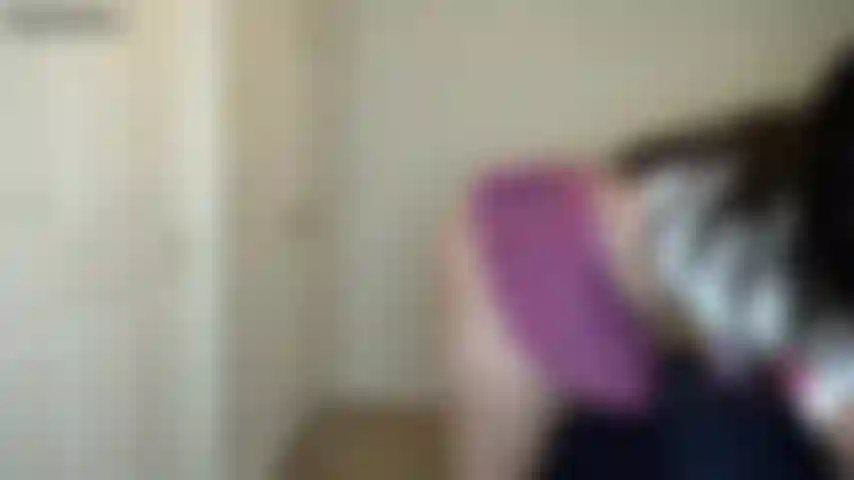 Upskirt pov lleva a la masturbación mutua: me inclino en mi pequeña falda sin bragas para buscar mis llaves, dándote una gran vista. Busco mucho tiempo y luego finalmente te noto. Me desnudo y empiezo a masturbarme, animándote a que tú también te acaricies!