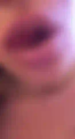Labios jugando.