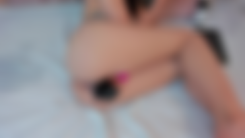 Jugando con mi culo y haciéndome tener el mejor orgasmo hasta mojar mi cama.