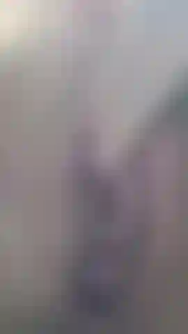 Mira cómo me mojo el coño hasta quedar cremosa.
