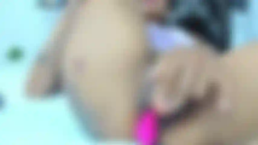 Penetrando mi estrecho coño.