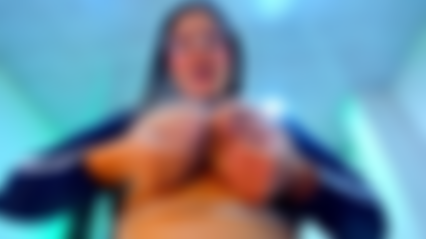 Dejando salir leche de mis tetas.
