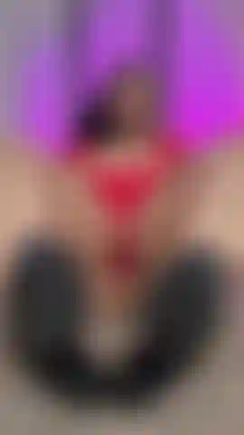 Tu lengua debe estar bajo mis talones, no en mi coño. Este video es una lección en tu lugar: ver mi cuerpo en bikini elevarse sobre ti mientras degrado tu inútil excitación. Suplicarás lamerme, pero te dejaré negada, degradada y supurando para la señorita gigi fox, quien sabe que no la mereces. # Pies #femdom #bbw #bikini #tease #heels #negation #dirtyheels #ebony.