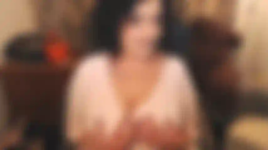 Me encanta la polla casada, me encanta ver anillos de boda, mientras te cuelas en su espalda para pajearme tu polla, sobre mis maravillosas tetas maduras. Puedes tener sexo con tu casada, pero esto es jodidamente aburrido, ¿no? Dame esa carga casada de semen y luego vete!