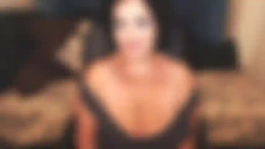 Toine, o la adicción por un escote hermoso, el amor por el orgasmo y finalmente correrme sobre unas hermosas y maduras tetas pegadas a una impresionante diosa madura. Pan comido, jaja.