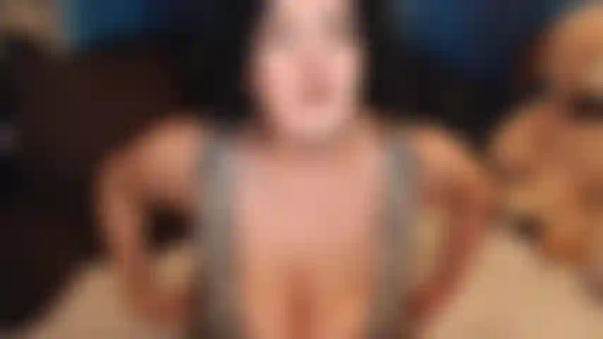 Me despojo de mi vestido, chupo tu polla con un montón de saliva goteando por todas mis grandes y hermosas tetas, luego subo lentamente mi cuerpo sexy encima de ti y cabalgo. No una cabalgada vaquera, sino toda doblada sobre tu cuerpo para que puedas sentir mi suave vientre, mis tetas sobre ti.