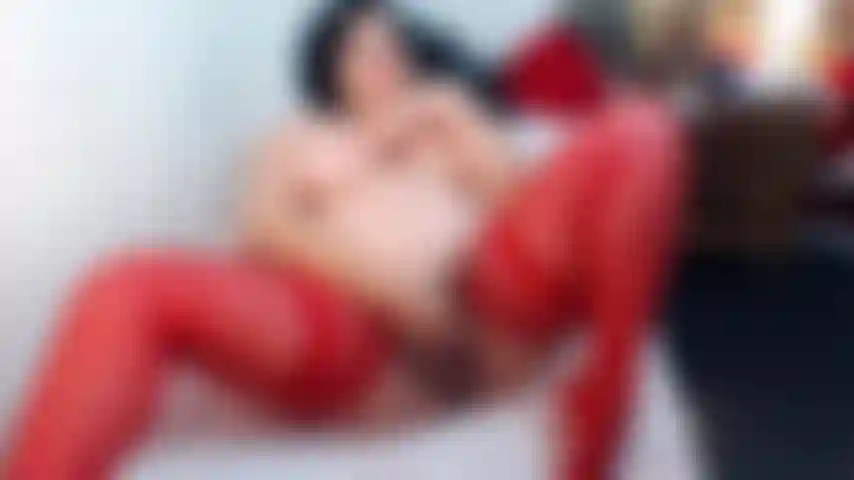 Un poco de todo solo para estar segura de que estoy ordeñando esas bolas. Uso solo mis medias rojas sexys y labios rojos, provocándote con mi coño peludo, cuerpo maduro cómodo, chupando, follando tetas.