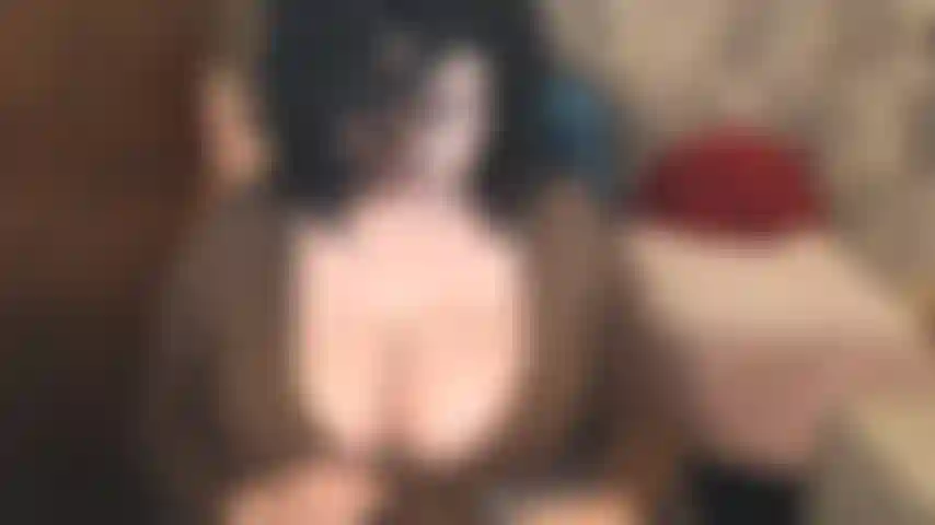 Amamantar puede ser lo mismo sexual y sensual que la penetración en sí misma. Pon tu cabeza en mi regazo, tu mente tranquila y chupa mis tetas caídas. Chupa ese gran pezón.