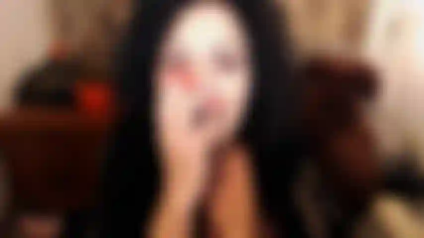 Tomando gentilmente el control sobre ti! Me desnudo con mi sexy body sin entrepierna, me propongo provocándote con mis pies de nailon, mi cuerpo curvo y mi delicioso coño peludo. Pido mi gran carga de semen con y por toda mi cara bonita y mis grandes tetas. Eso es, cariño :).