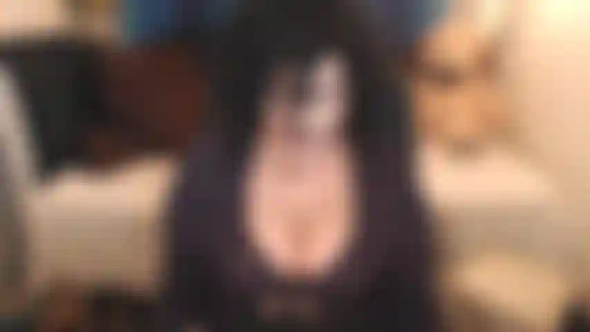 Sexy de morado, usando lencería sexy de encaje morado, medias, tacones, fumando y follando hasta un delicioso orgasmo. Mmmm que bueno :).