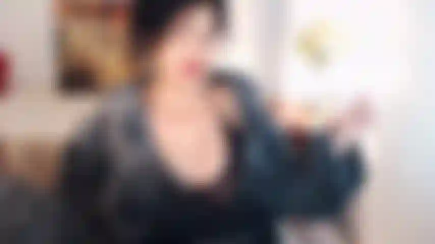 Ejecútame :p de pie, usando una media sexy y sacudiendo este cuerpo grande y hermoso, sacando mis grandes tetas de mi blusa una y otra vez :) sudando, gimiendo, susurrando.