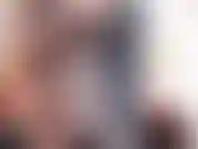 Mami está embarazada. Uso un body de rejilla, provoco con su gran barriga de embarazada y luego me desnudo mostrando su cuerpo de embarazada :).