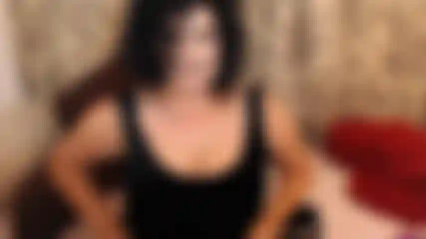 Uso medias negras y bragas transparentes. En serio, dan? Haciendo un esfuerzo adicional para hacerme sentir orgullosa de ti? Mostrándome lo ávido de polla que eres, ¿por mi culpa? Jejeje me encanta.