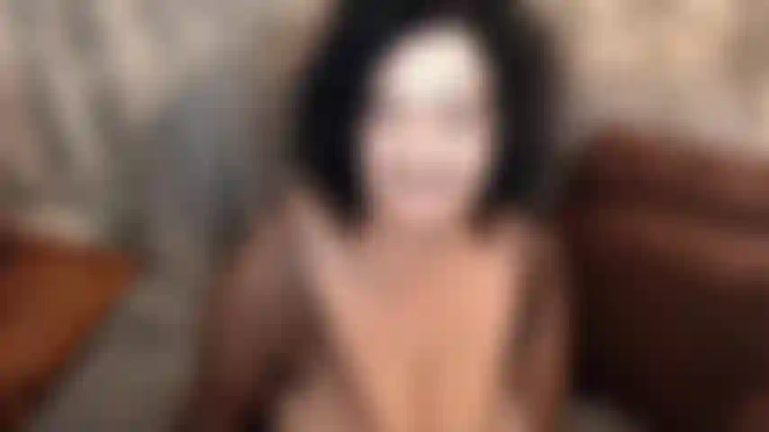 Un espectáculo completo, simplemente siendo mi yo sexy de milf. Bromista, hablar sucio, desnudez, masturbarme, montar, misionero, orgasmo, mamada, juguetes, tocarme el culo, reír y terminar con una carga en mi cara jajaja, casi 50 minutos de diversión sexual :) yo :p.