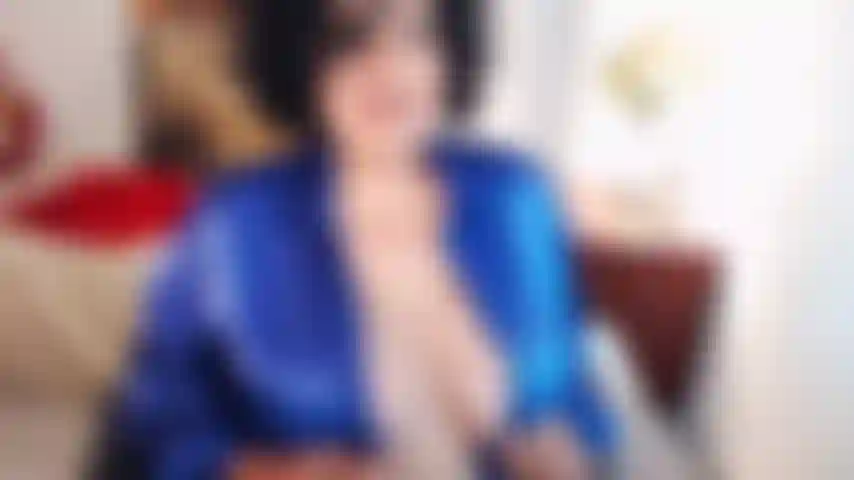 Raso divertida. Uso mi camisa suave, brillante y satinada y poco a poco obtengo esas grandes tetas, pezones duros, areolas anchas para que puedas volar tus semillas sobre mí :).