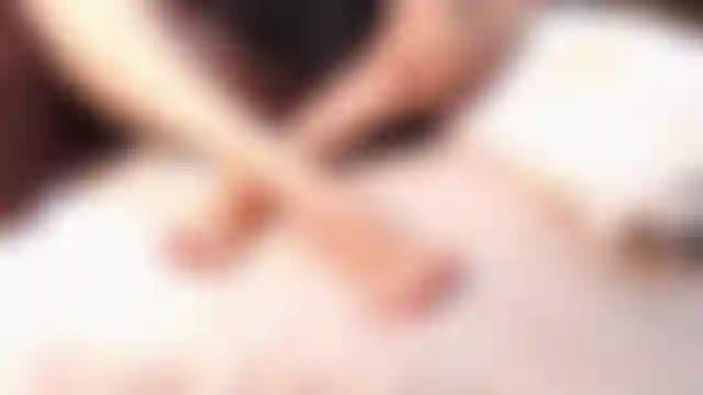 Pies, pies, pies y luego algunos pies más. Pies, frotamiento con loción, dedos de los pies, dedos de los pies rojos, suelas, dedos de los pies abiertos, leves cosquillas, suelas que se arrugan, gemidos. Material de culto para los amantes de los pies :).