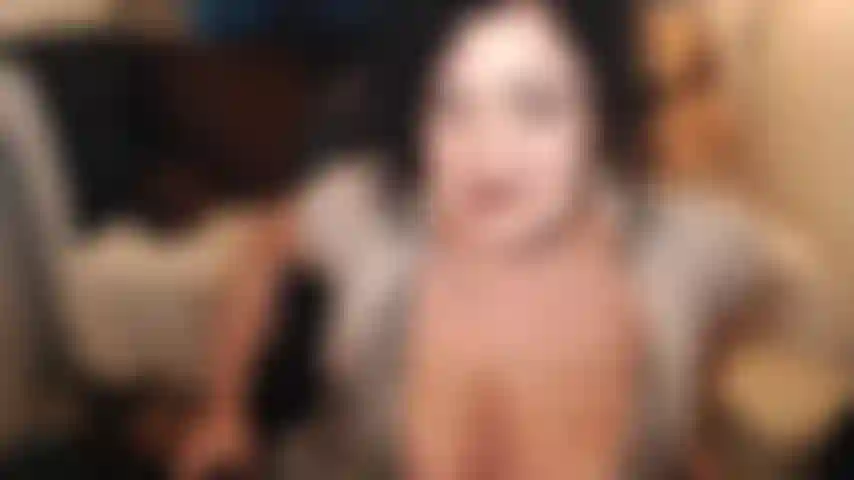 Homewrecking es muy divertido para mí. Olvídate de ella, de las promesas y esas cosas. Déjame sacar esas tetas fascinantes, masturbarme esa polla sobre ese anillo de bodas y sentir lo increíble que es ser mía. Jejeje.