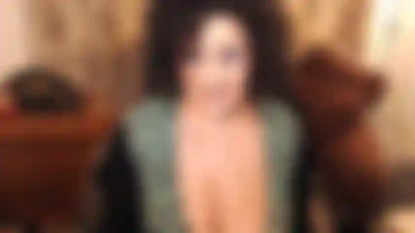 Rolo! Nos conocimos por primera vez en el sitio cuando tenías veintitantos años. Te hice crecer como hombre. Ahora eres un hombre casado, tienes 30 años, pero necesitas mi cuerpo dulce y maduro. Soy adictiva. Soy un sueño. Tuya.