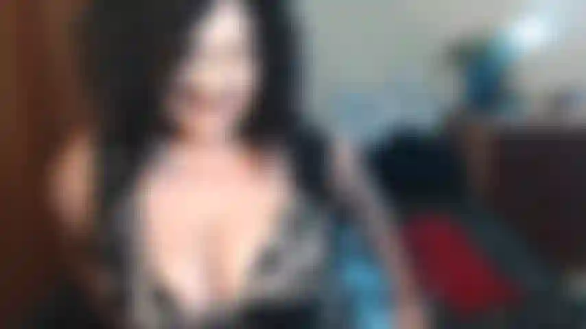 El chico del correo busca a mi marido pero se enamoró de mis tetas. Como mi centro está ocupado, chupo, me abro y me inclino para alimentar los antojos del joven :).