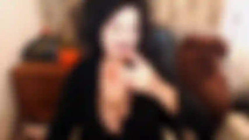 Un poco de provocación con las tetas :) madura, hermosa, natural, de tetas pesadas, con unas areolas grandes y oscuras y pezones grandes y chupables. Los chupo y los escupo mientras hablo sucio.