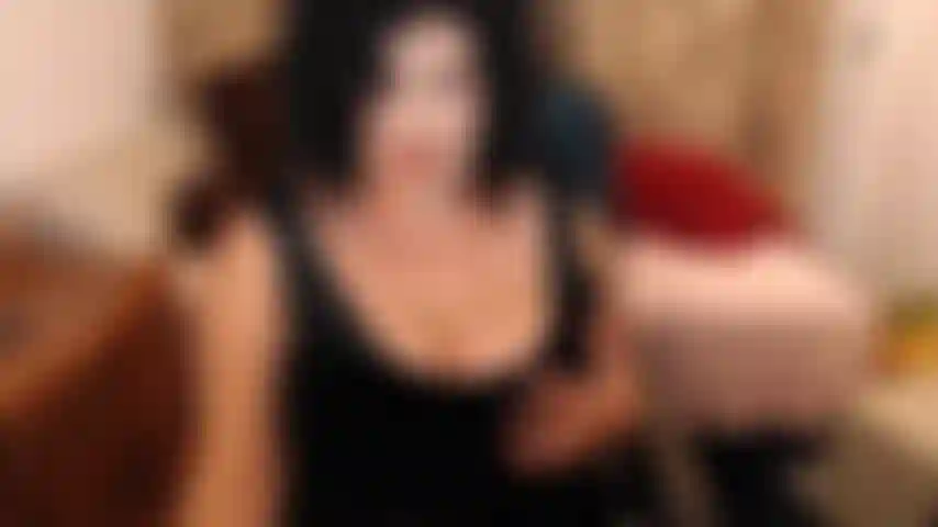 A esta mamá le encanta mirarte mientras te masturbas con ella, por ella, por ella. Topless y animosa :p.