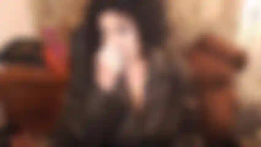 Cuero. ¿Tienes un fetiche del cuero? Puedo ayudarte. Tengo y me encanta mi abrigo de cuero, vestido, pantalón, corset, falda, botas. Este es un short de cuero en topless que lleva provocación :p.