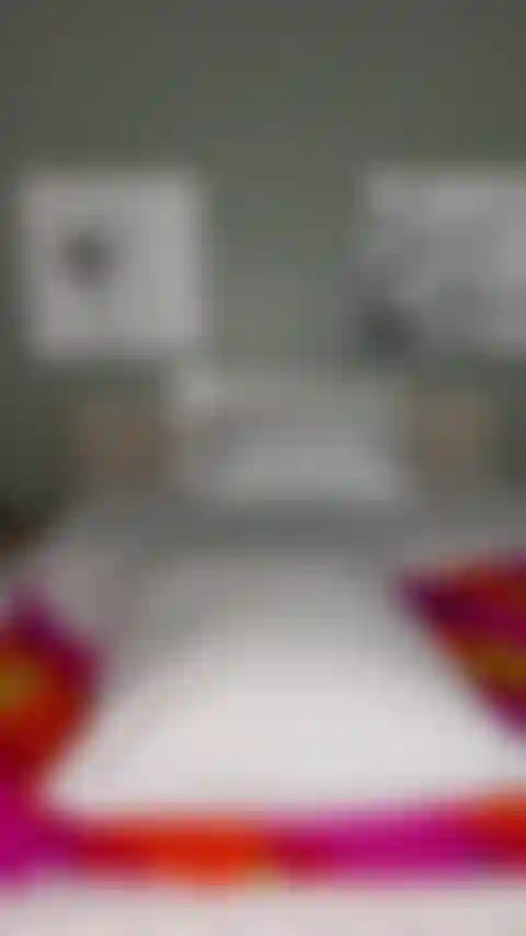 Pillow joroba en topless.